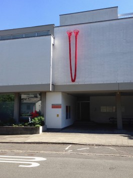 Foto einer Arbeit der Künstlerin Gisela Kleinlein an der AUßenfassade des Atelier- und Galeriehauses Defet in Nürnberg (2015)
